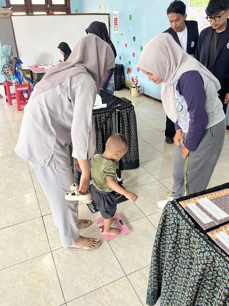 Pemeriksaan kesehatan anak di Posyandu